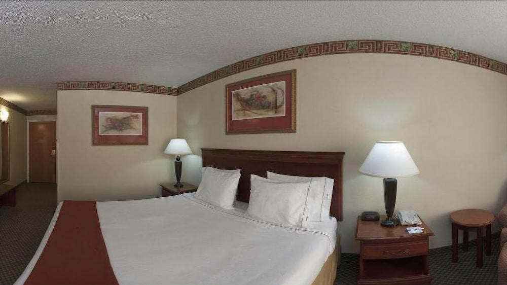 Holiday Inn Express Hotel & Suites Forest By Ihg Exterior photo