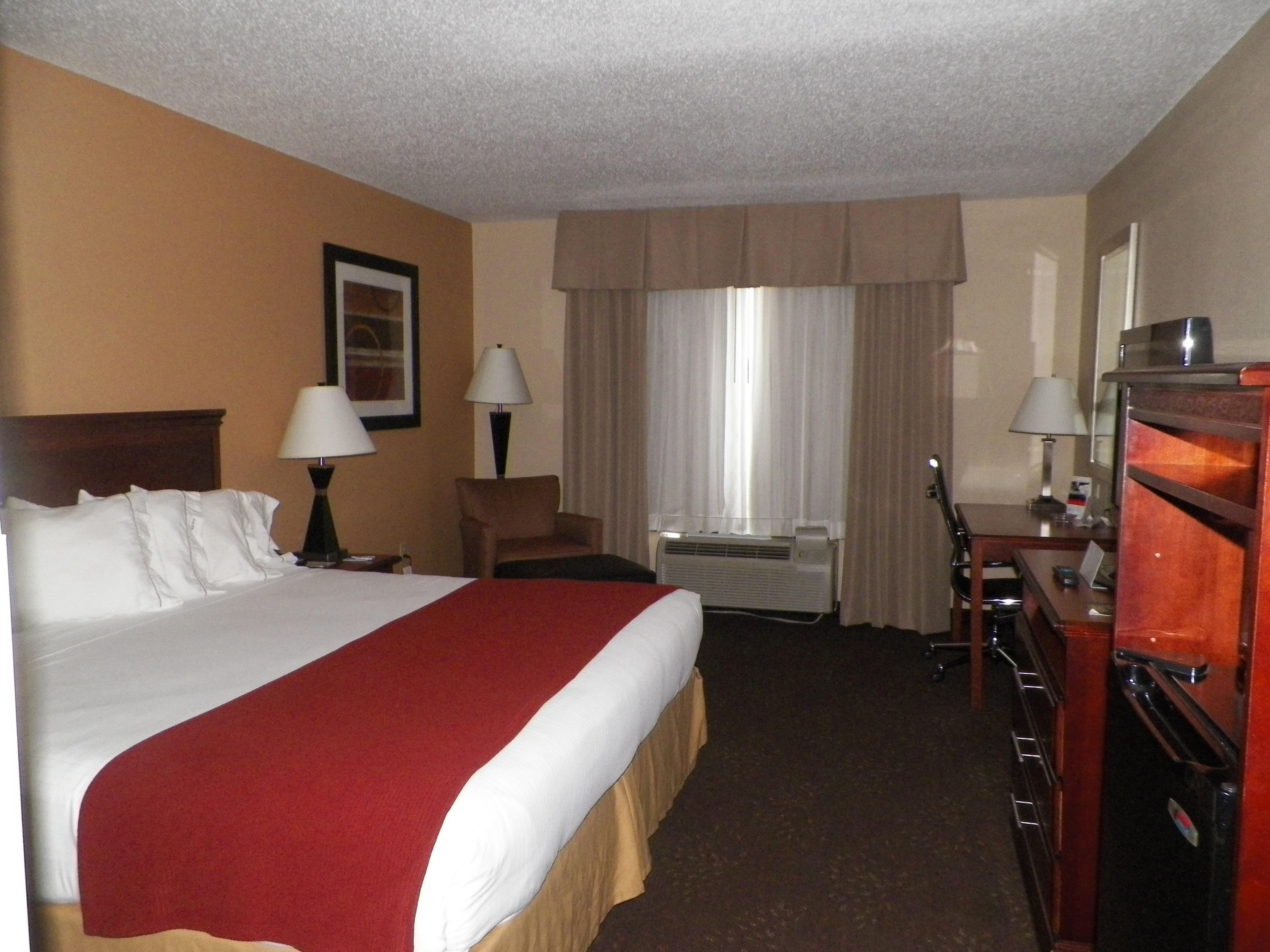 Holiday Inn Express Hotel & Suites Forest By Ihg Exterior photo