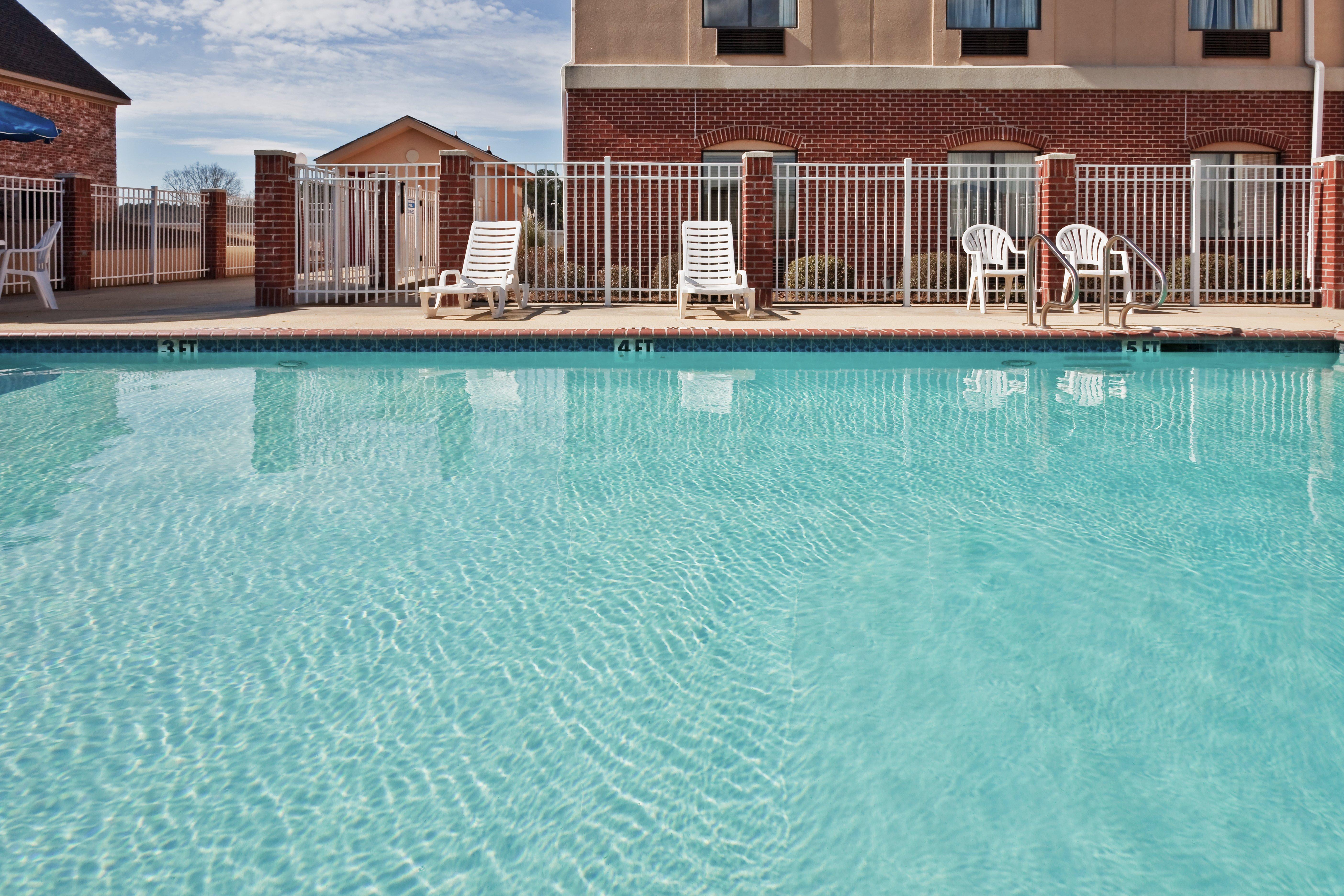 Holiday Inn Express Hotel & Suites Forest By Ihg Exterior photo