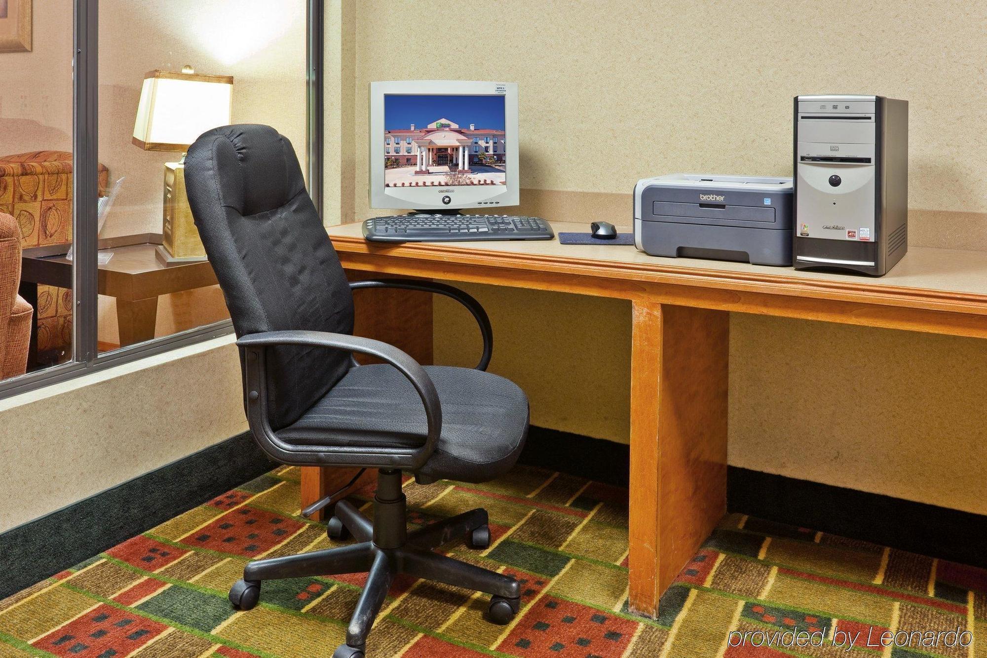 Holiday Inn Express Hotel & Suites Forest By Ihg Exterior photo